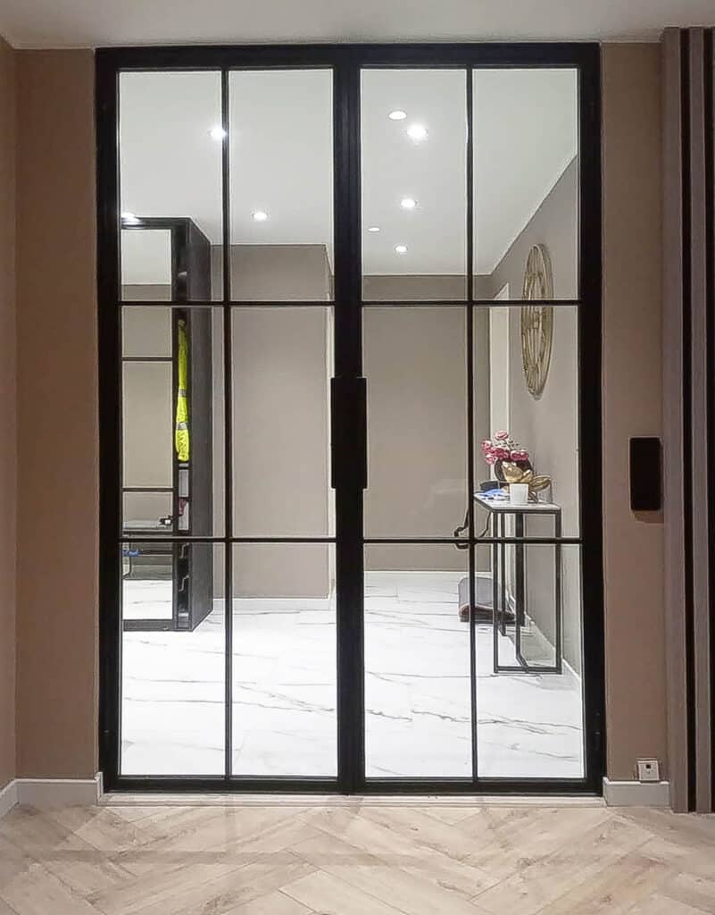 Lofttür zweiflügelig doppelflügelig, Glas-Tür mit Stahlrahmen, für Diele, Eingangsberich minimalistisch, modernes Design, Industrie-Look, Abtrennung aus Glas, Bauhaus-Stil