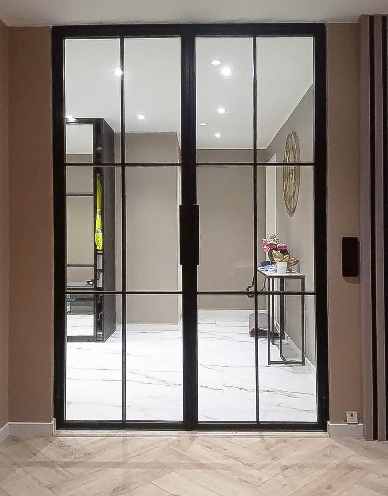 Lofttür zweiflügelig doppelflügelig, Glas-Tür mit Stahlrahmen, für Diele, Eingangsberich minimalistisch, modernes Design, Industrie-Look, Abtrennung aus Glas, Bauhaus-Stil