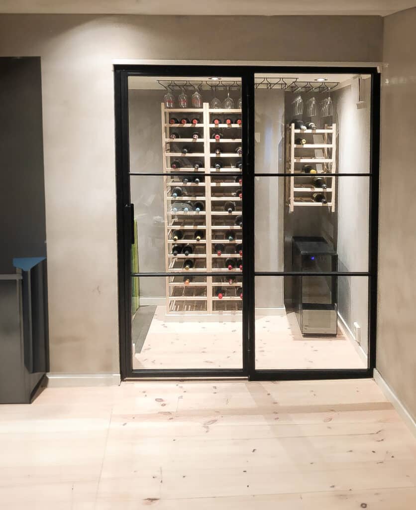 Lofttür für Weinkeller, Glas-Schiebetür für Vorratsraum, Keller, Tür mit Stahl und Glas und Seitenteil, Glas-Wand