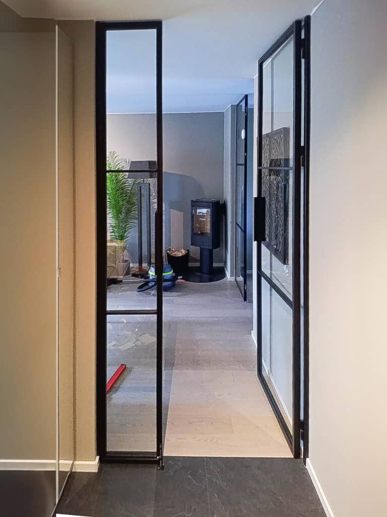 Lofttür mit Seitenteil, Schwingtür aus Stahl und Glas, viel Licht für Wohnzimmer, Bauhaus-Design, Glastür für moderne Wohnung